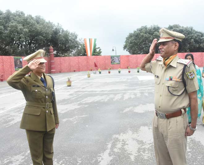 inspector kamlesh salutes daughter