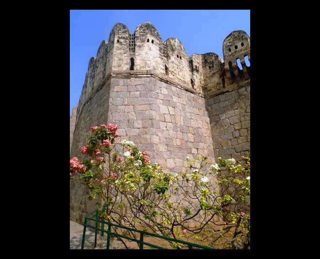 सबसे ऊपर है महाकाली का मंदिर mahankali temple atop golconda fort
