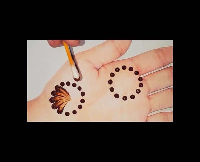 Karwa Chauth Mehndi Designs: Think Before Applying Henna On Hands, It May  Cause You Skin Problems - Amar Ujala Hindi News Live - करवा चौथ पर मेहंदी  लगवाने से पहले दस बार सोच लें, कहीं आप भी तो नहीं कर रहीं ये गलती