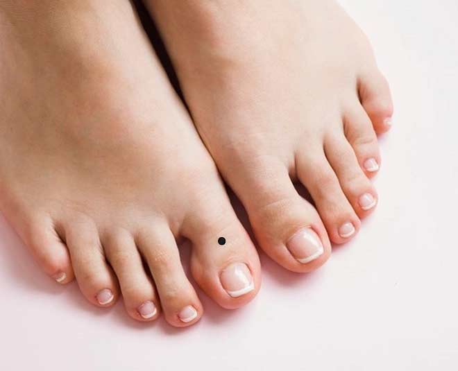 moles on feet thumb