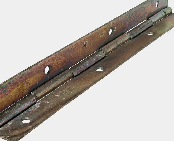 तारपीन का तेल- rusty door hinge