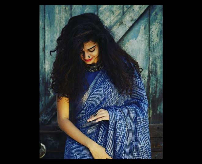 20 Photo Poses For Girls In Saree | Santoshi Megharaj #howtopose - YouTube