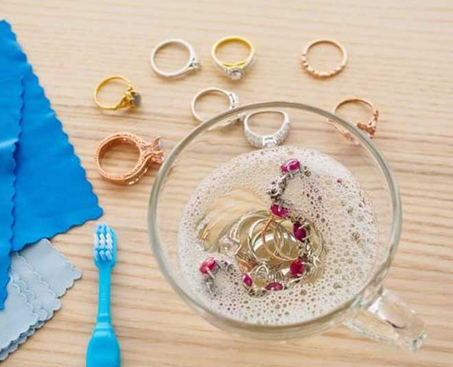 ज्वेलरी साफ करने के लिए clean jewellery with rubbing alcohol
