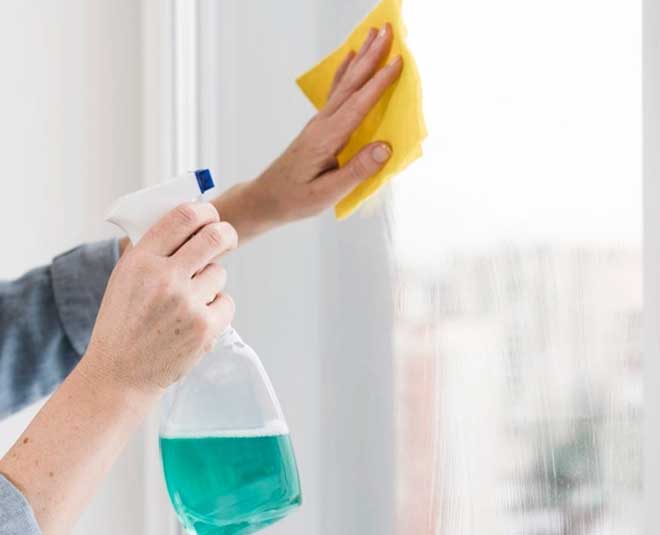 शीशे की करें सफाई clean mirror and glass with rubbing alcohol