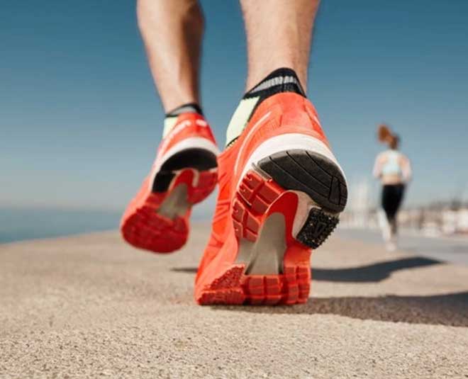 जूतों की गंदी बदबू को हटाएं disinfect shoes with rubbing alcohol