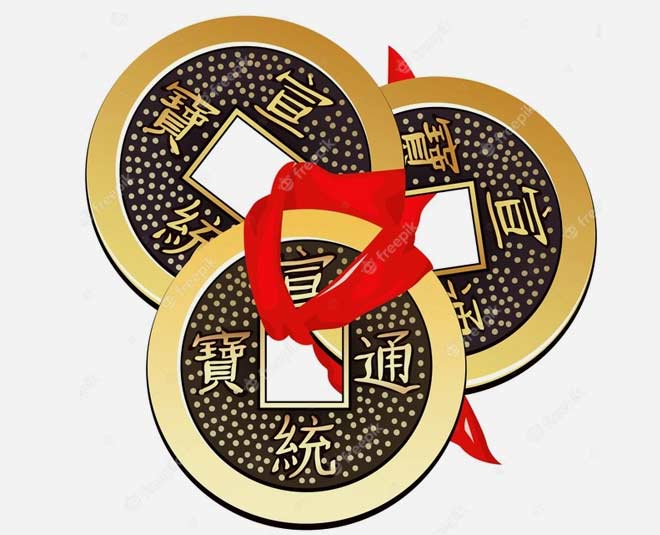 लाल रिबन से बंधे चीनी सिक्के fengshui coin