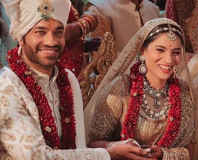 golden  bridal  lehenga  designs