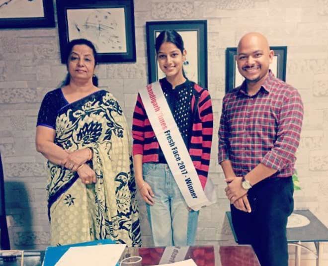 टीचर के साथ हरनाज संधू harnaaz sandhu education