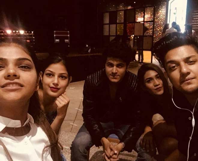 दोस्तों के साथ हरनाज harnaaz sandhu pics with friends