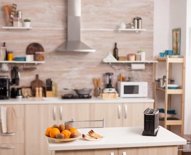 किचन में लगे टाइल्स kitchen decor essentials