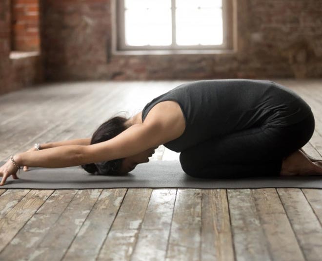 International Yoga Day: ऑफिस हो या घर, कहीं भी कर सकेंगे शरीर में दर्द और  अकड़न को दूर करने वाले ये 5 योगासन | International yoga day 2022 office yoga  poses to