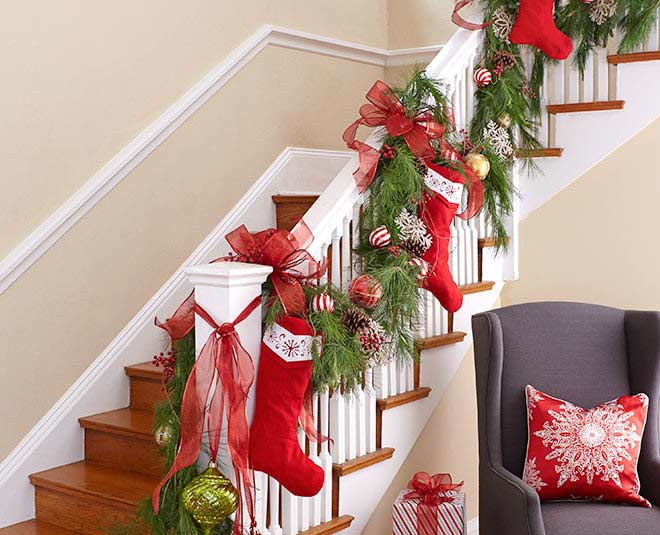 tips to decorate stairs in christmas