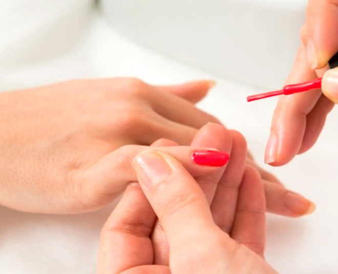 नाखूनों को खूबसूरत बनाने के अलावा नेलपॉलिश को ऐसे भी किया जा सकता है  इस्तेमाल - know the amazing reuse of nail polish in hindi