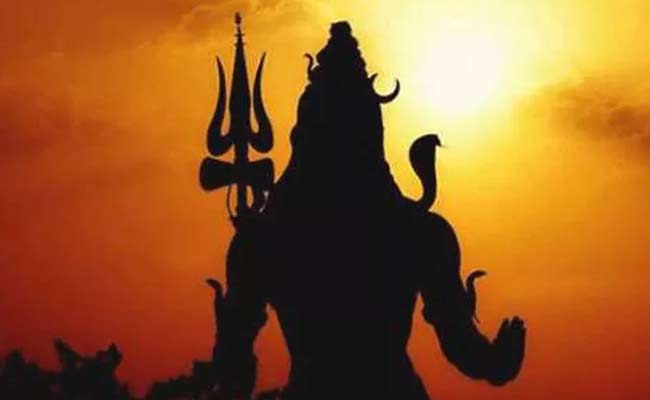 काशी यानि वाराणसी शहर हिंदू धर्म की मान्यताओं के अनुसार भगवान शिव के किस अस्त्र पर टिका है ? trishul shiv