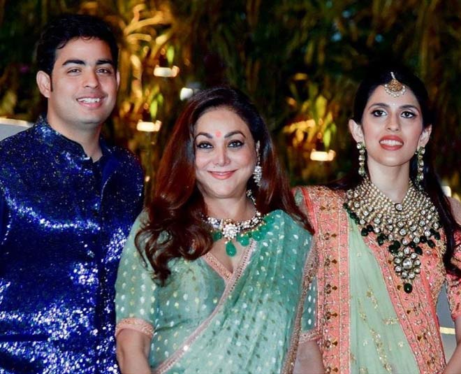 आकाश अंबानी और श्लोका मेहता के साथ टीना अंबानी akash tina shloka