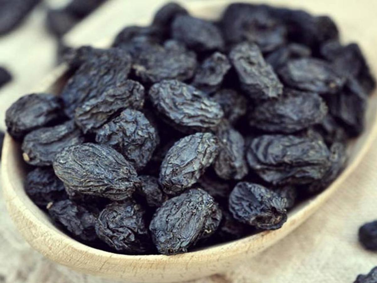 Black Raisins Benefits For Health In Hindi-Black Raisins: काली किशमिश के  फायदों को जानने के बाद आप भी खाना शरू कर देंगी