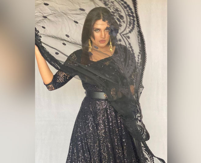 himanshi khurana dress inisde