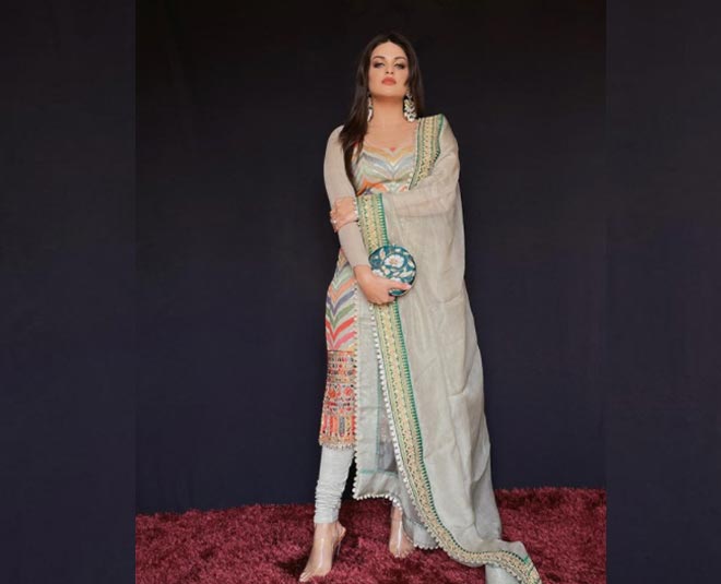 himanshi khurana dress inside 