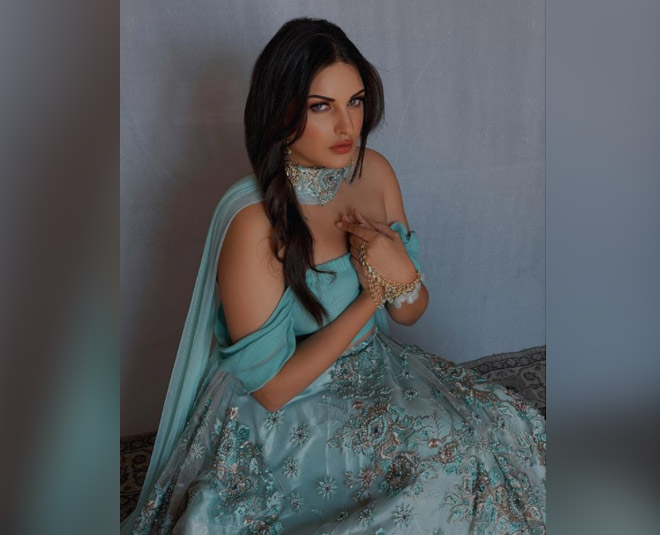 himanshi khurana dress inside 