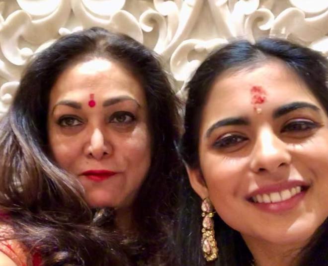 ईशा अंबानी और टीना अंबानी isha ambani with chachi
