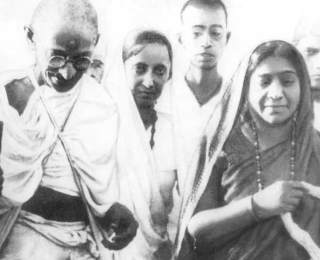 sarojini with gandhi ji