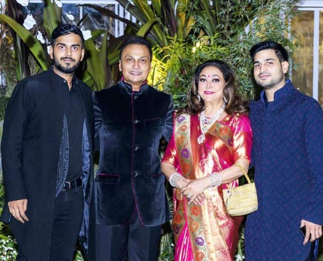 टीना अंबानी की फैमिली पिक tina with son