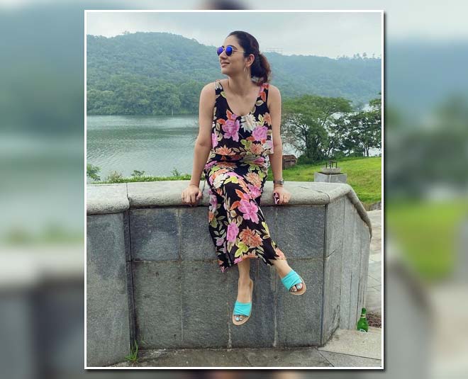 फ्लोरल प्रिंट मैक्सी ड्रेस disha parmar dress