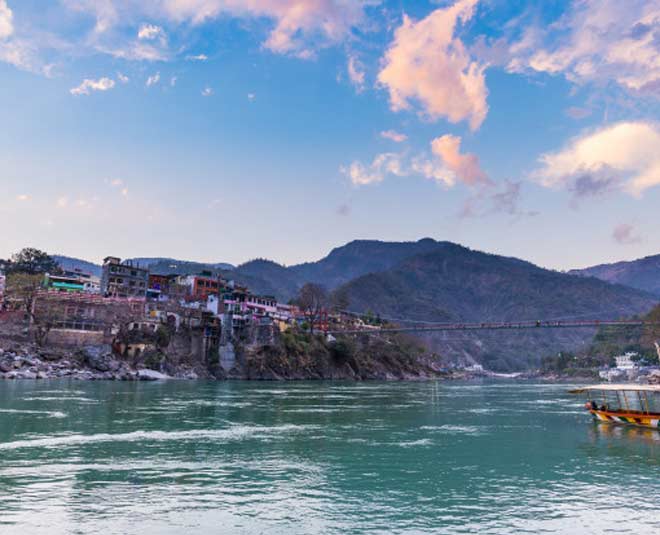 Digital Wallpaper of Lakshman temple overlooking the Ganges in Rishikesh