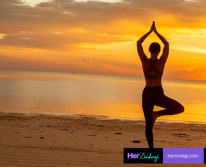 Sporty fit caucasian woman doing hatha yoga asana vrikshasana tree pose  outdoors Stock Photo by ©romanchazov27 429878554