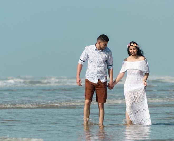 हाथ में हाथ डालकर अनंत तक चलना walk near beach