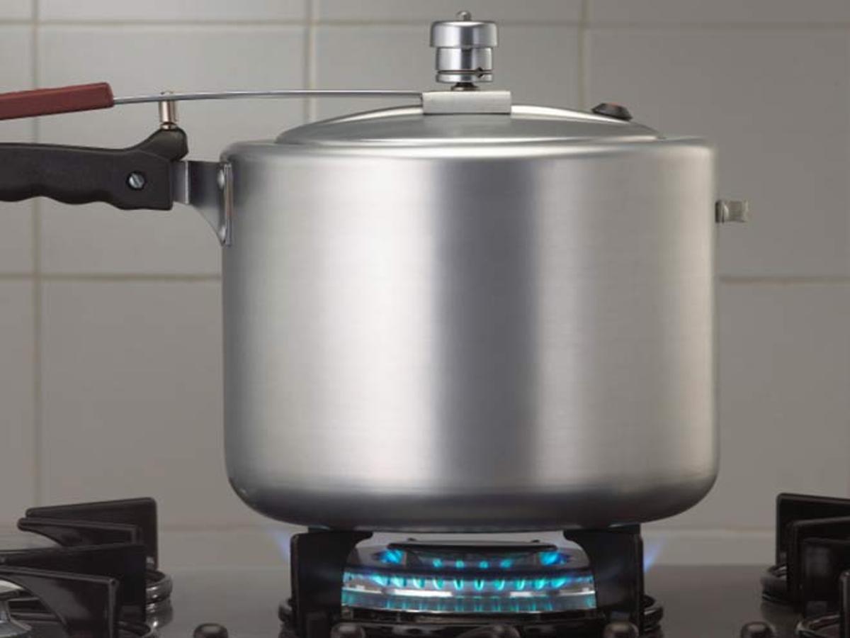 clean pressure cooker