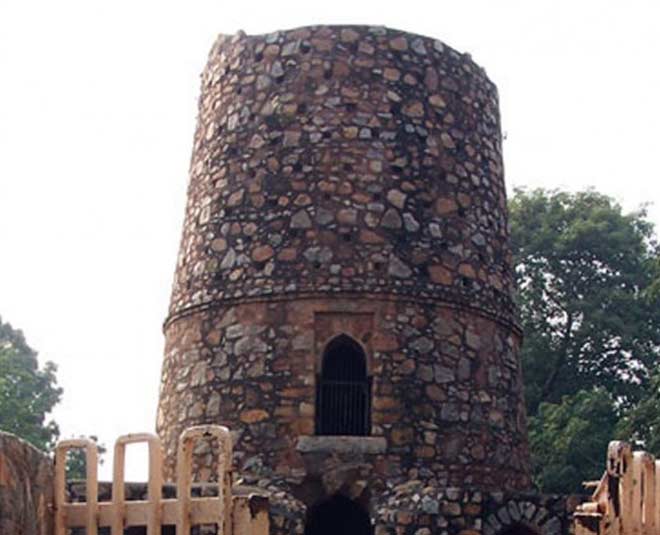 how to reach chor minar