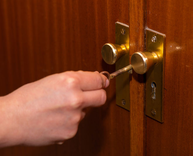 locker door direction vastu