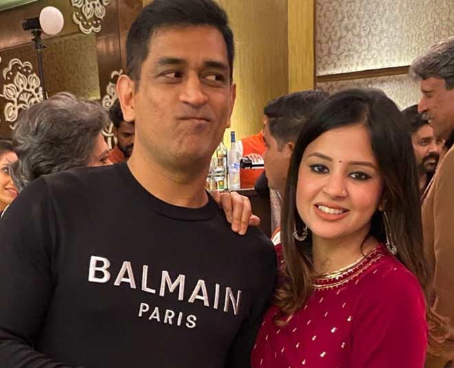 साक्षी के साथ सेल्फी में खूब नजर आते हैं धोनी ms dhoni and sakshi