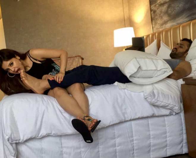 वाइफ के साथ फन मोमेंट्स picture of ms dhoni