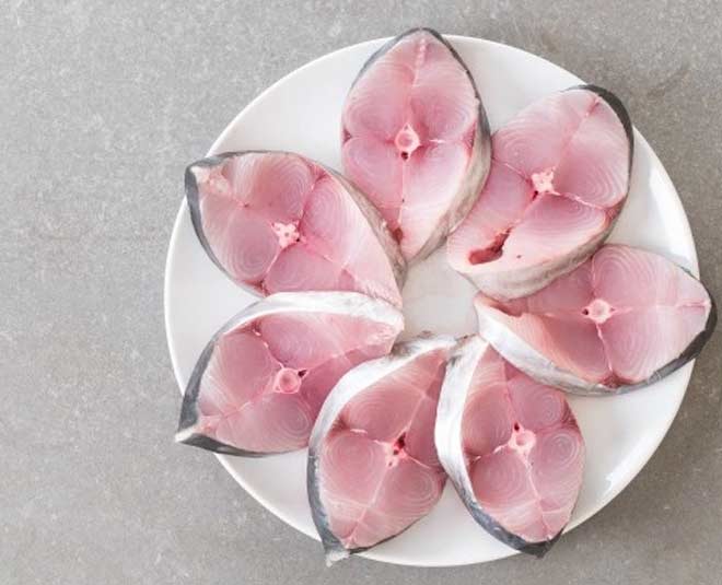 मछली की बदबू को ऐसे करें दूर remove fish smell