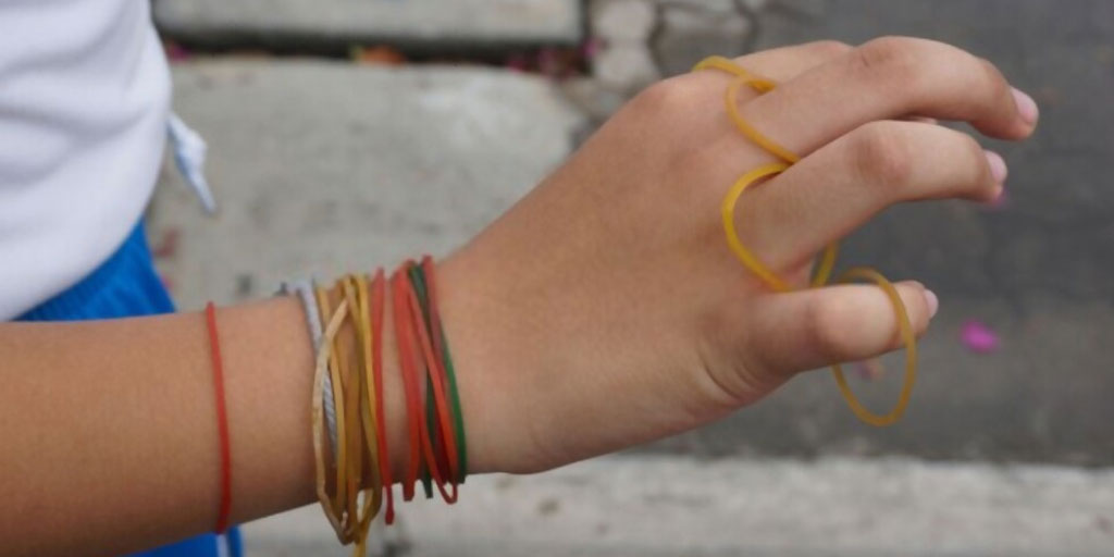 Health Issues Of Wearing Rubber Bands On Your Wrist-हाथों में रबर बैंड ...