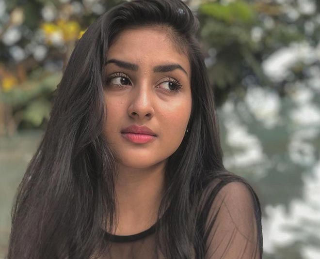 सोशल मीडिया पर काफी एक्टिव हैं आंचल anchal on instagram