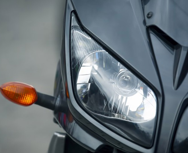 बाइक की हेडलाइट करें क्लीन clean headlight