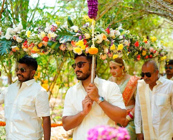 फूलों से सजा था मंडप floral decoration