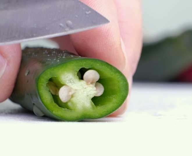 मिर्च काटते समय नहीं होगी हाथों में जलन- green chilli chopping