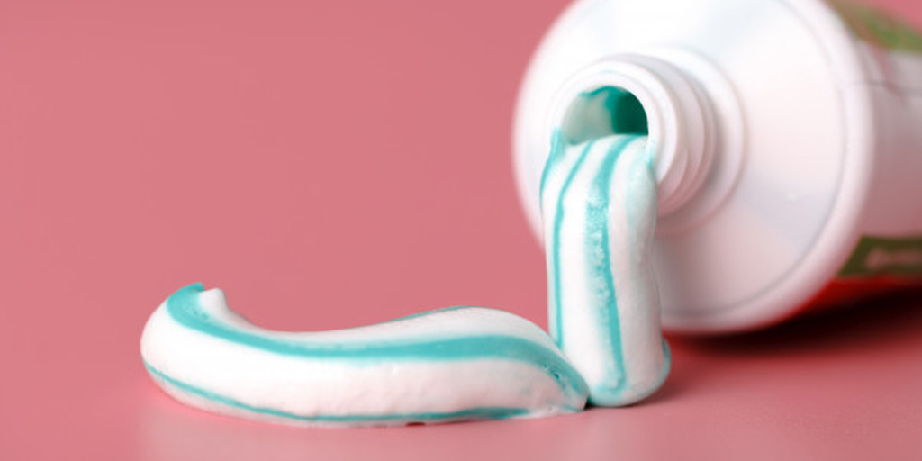 amazing-uses-of-toothpaste-in-your-daily-life