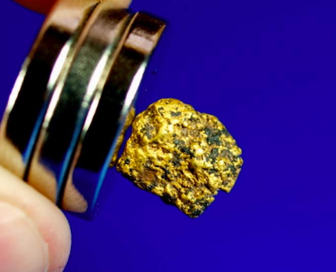 inside  water test with gold