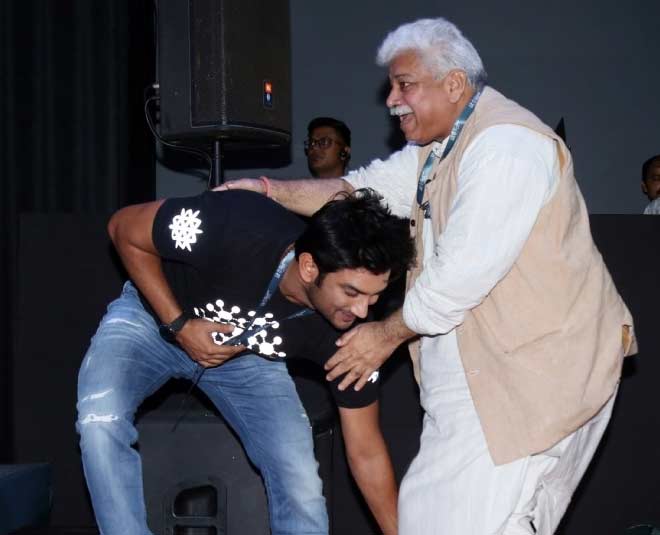 एक्टर और राइटर अतुल तिवारी के पैर छूते सुशांत सिंह राजपूत sushant sweet gesture