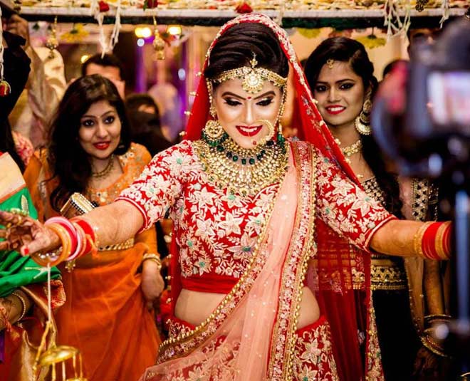 20 Fun Bridal Mehndi Poses You Wouldnt Want to Miss