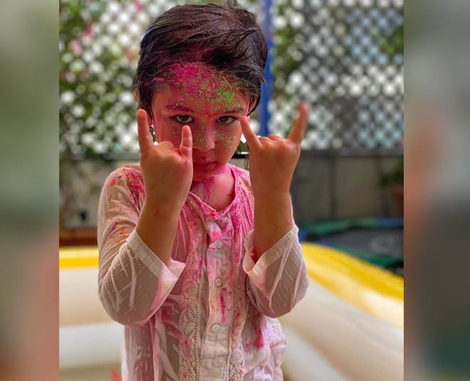 करीना कपूर खान Taimur inside