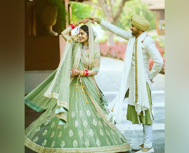 Bride Poses in Wedding Dress to Honor Late Fiancé