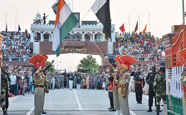 हर रोज़ वाघा बॉर्डर पर लगभग कितने लोग जाते हैं? amritsar wagha
