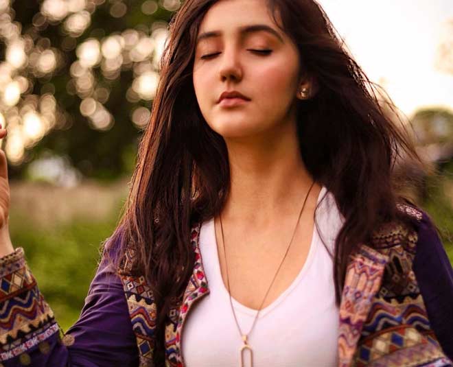 ashnoor kaur accessories long pendant look