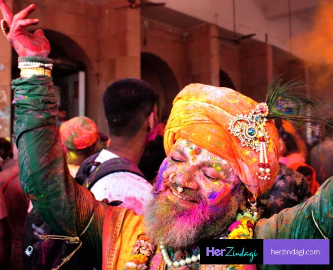 भक्ति में लीन दिखे लोग bhakt in mathura